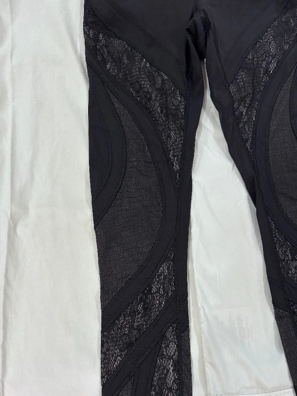 Lululemon Black Capri Lace Leggings Size 10 - Picture 2 of 4